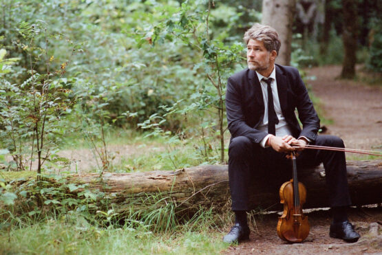 På violin; Nicolas Dautricourt fra EMV fotograferet af Caroline Bittencourt